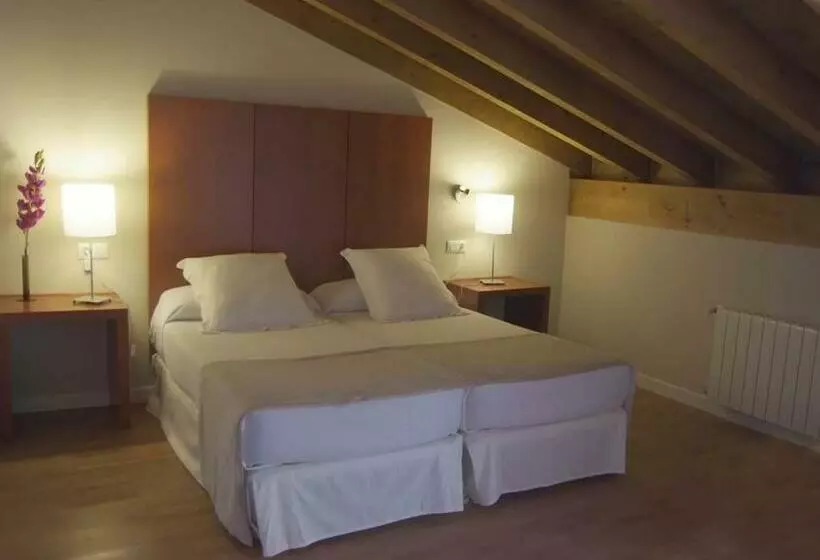Chambre Quadruple Supérieure, Sotobosque