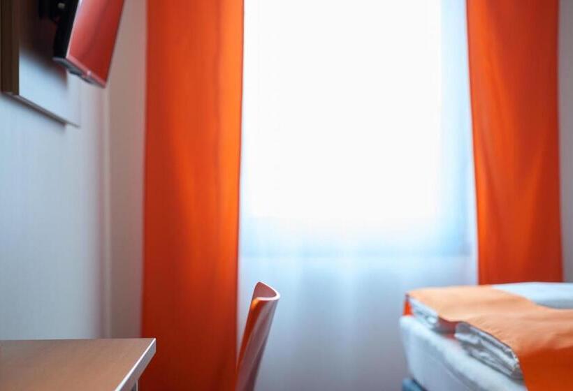 베이직 3인 룸, Mcdreams Hotel Mönchengladbach