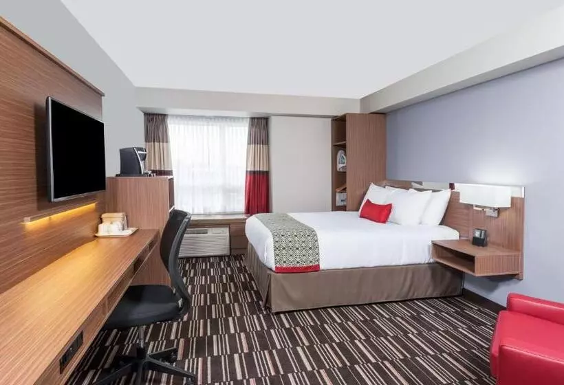 身障者適用クイーンサイズベッドルーム, Microtel Inn & Suites By Wyndham Fort Saint John