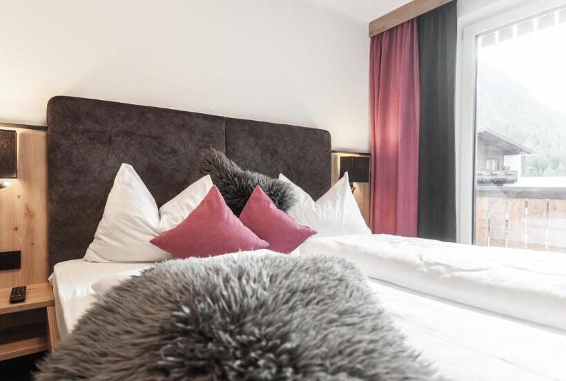 Номер Стандарт с Балконом, First Mountain Hotel Zillertal