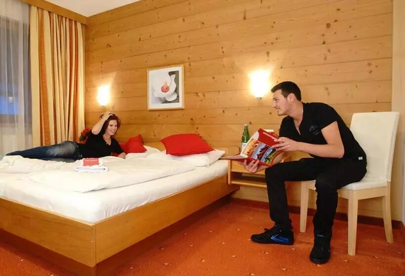 バス共有のスタンダードルーム, First Mountain Hotel Zillertal