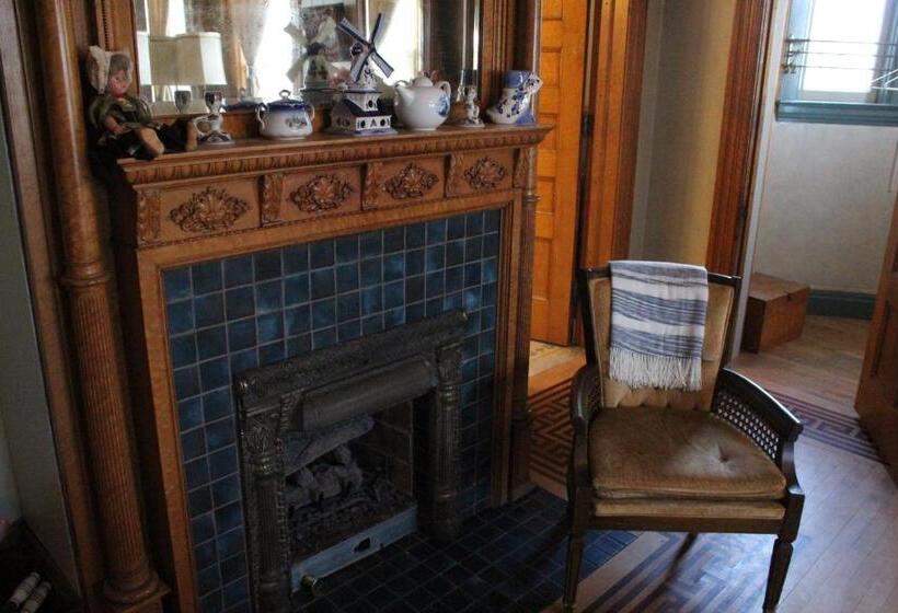 キングサイズベッドのスタンダードルーム, Henderson Castle Inn