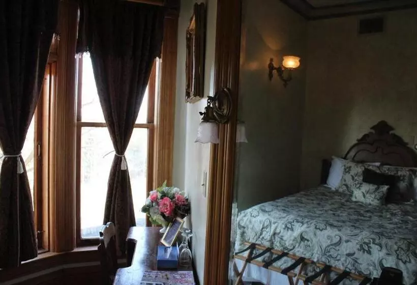 バスタブ付きスタンダードルーム, Henderson Castle Inn