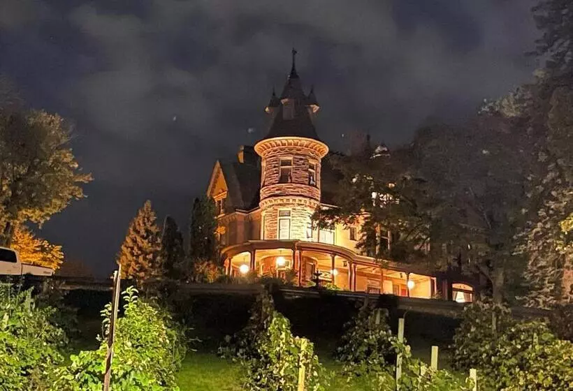 バスタブ付きスタンダードルーム, Henderson Castle Inn
