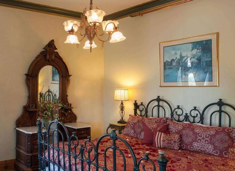 带大床的标准间, Henderson Castle Inn