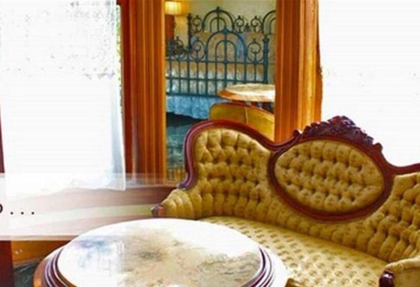 キングサイズベッドのスタンダードルーム, Henderson Castle Inn