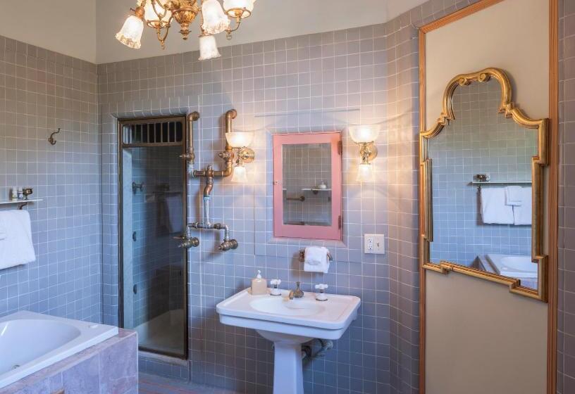 キングサイズベッドのスタンダードルーム, Henderson Castle Inn