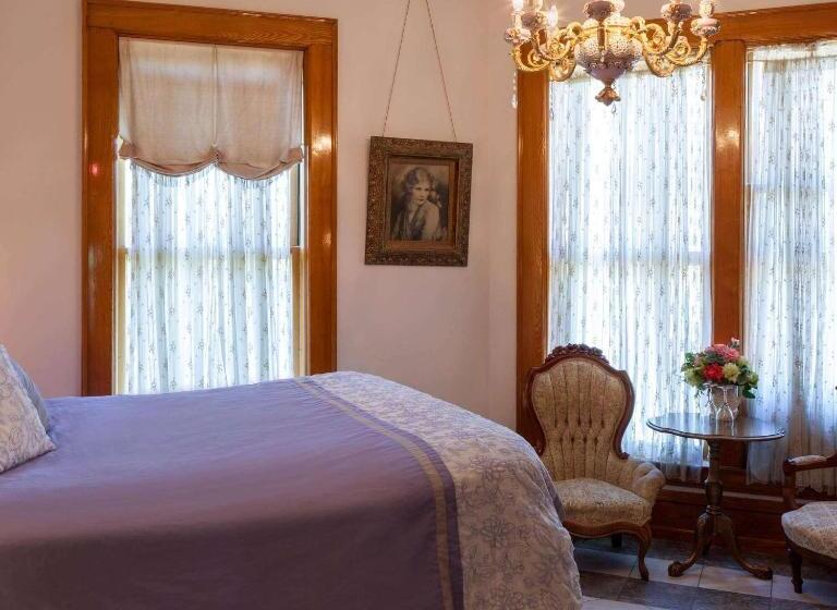 スーペリアールーム, Henderson Castle Inn