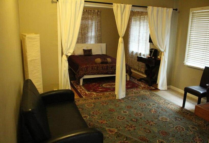 スタンダードルーム, Henderson Castle Inn