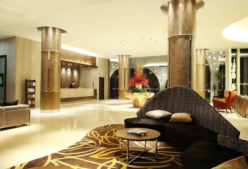 Номер Deluxe Вид на Бассейн, Santika Premiere Kota Harapan Indah