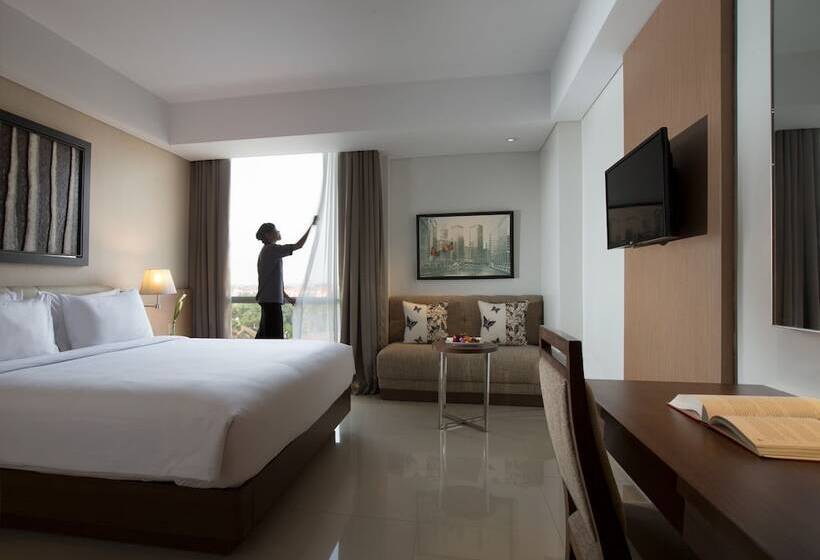 Номер Deluxe Вид на Бассейн, Santika Premiere Kota Harapan Indah