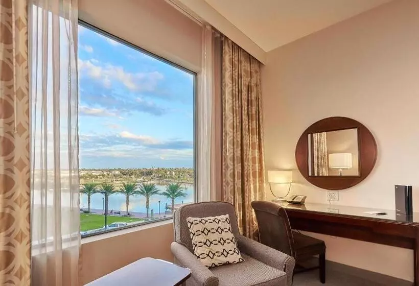 キングサイズベッドのスタンダードルーム, Sheraton Mesa Hotel At Wrigleyville West