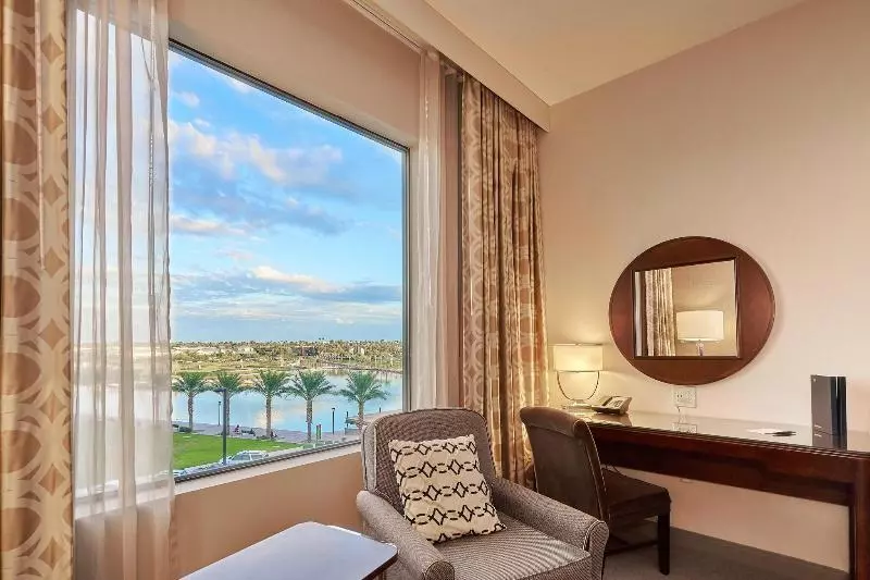 キングサイズベッドのスタンダードルーム, Sheraton Mesa Hotel At Wrigleyville West
