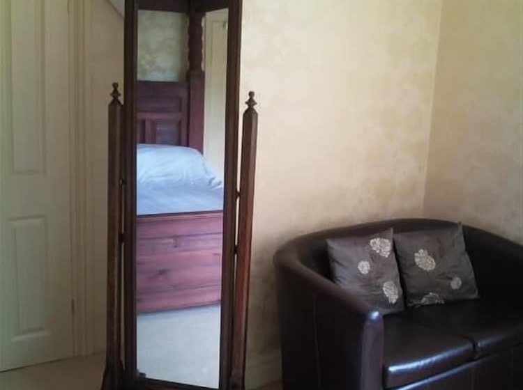 غرفة عائلية, The Hunters Inn