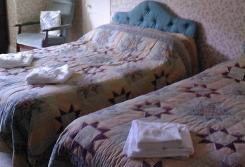 غرفة عائلية, The Hunters Inn