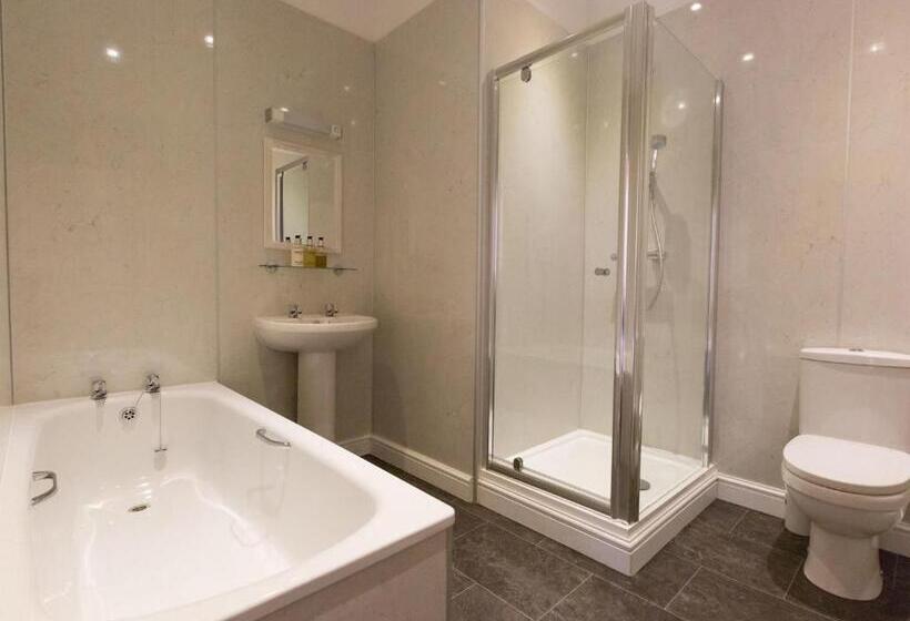 غرفة عائلية, The Hunters Inn