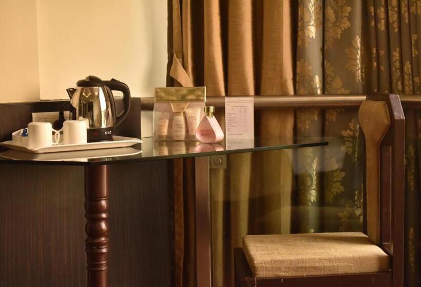 俱乐部房间, The Oasis  Vadodara