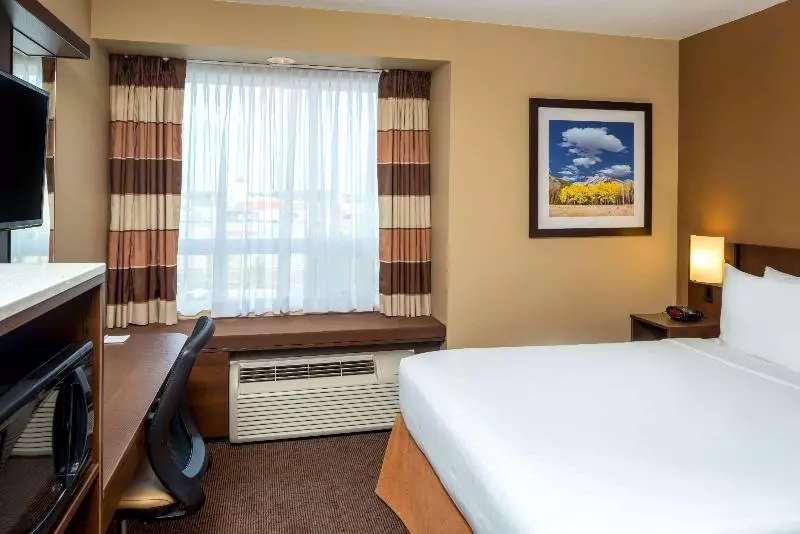 ビジネスルーム, Microtel Inn & Suites By Wyndham Red Deer