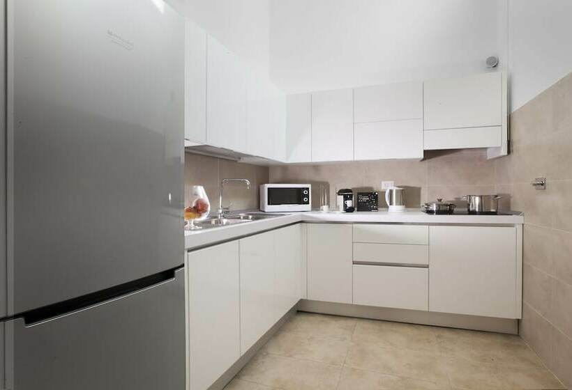 سوئیت با بالکن, Oriana Homèl Roma