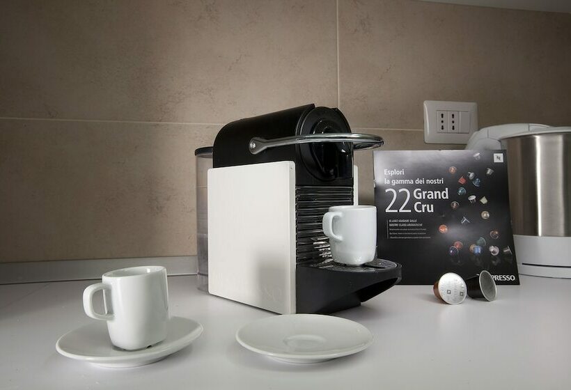 سوئیت با بالکن, Oriana Homèl Roma