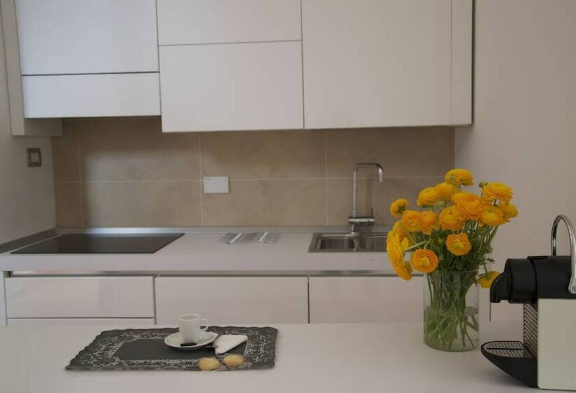 سوئیت جونیور با تراس, Oriana Homèl Roma