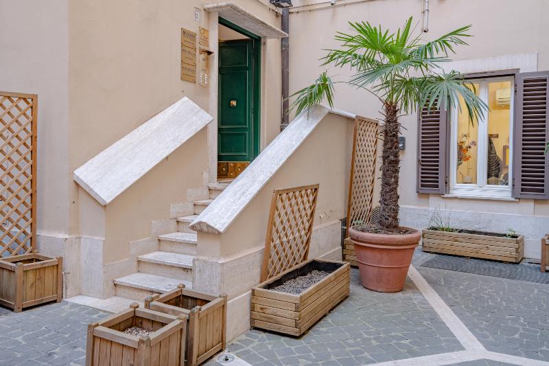 سوئیت با بالکن, Oriana Homèl Roma