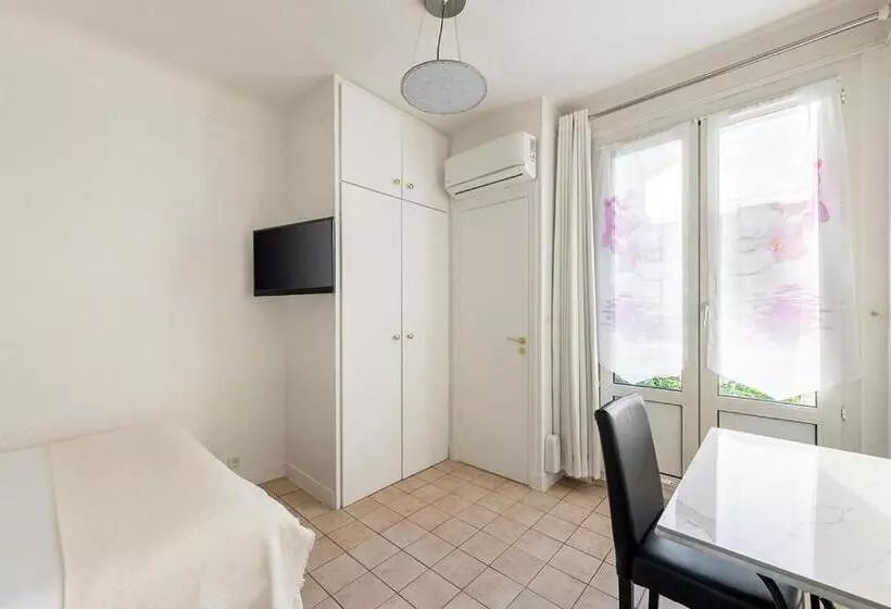 Economy Studio, Residence Courcelle