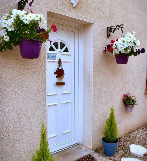 バスルーム共有のトリプルスタンダード, Douce Vallee