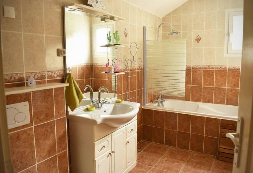 バスルーム共有のトリプルスタンダード, Douce Vallee