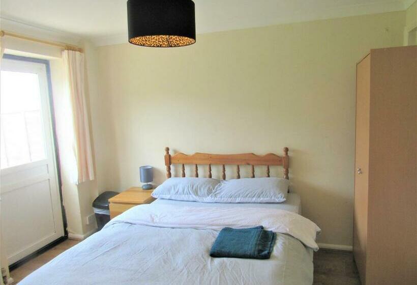 Номер Стандарт Вид на Сад, Serene Inn Near Bletchley Park