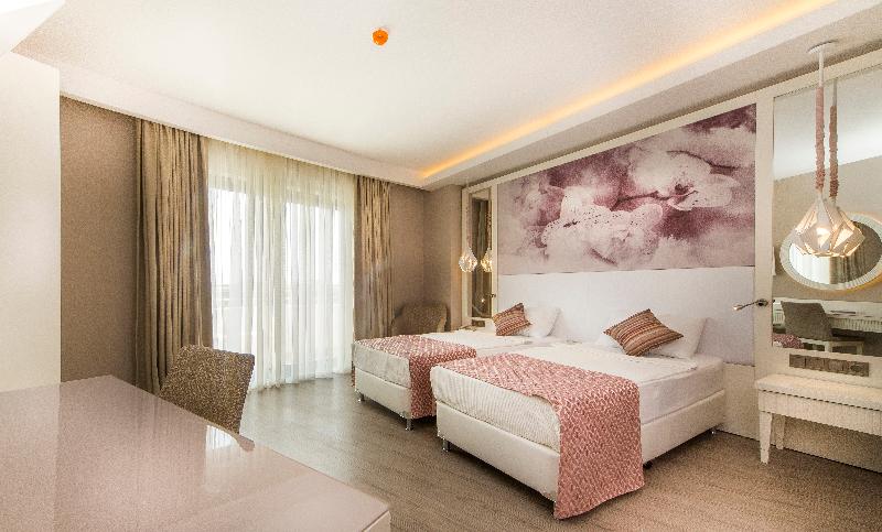 اتاق استاندارد با چشم‌انداز استخر, Diamond Premium Hotel & Spa