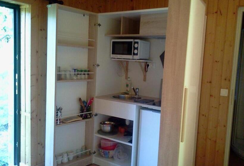 可看到停车场的标准间, Le Relais De Vazeille