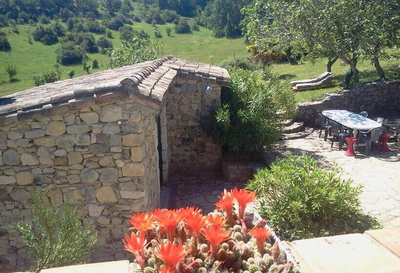 可看到停车场的标准间, Le Relais De Vazeille