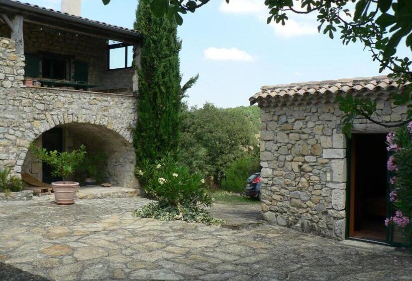 可看到停车场的标准间, Le Relais De Vazeille