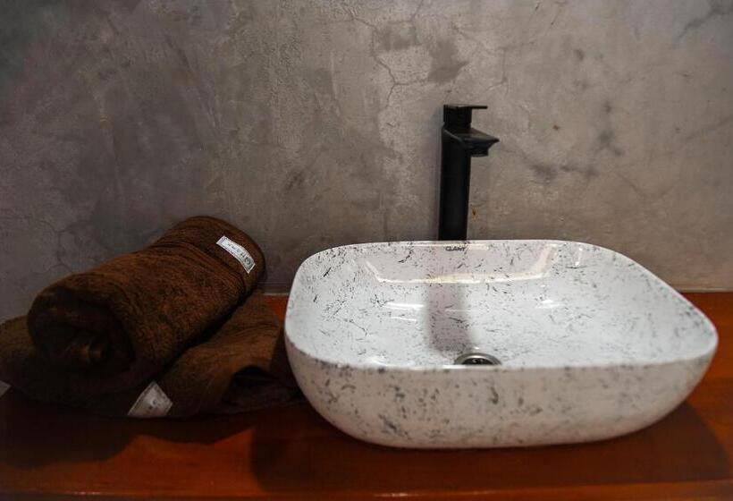 غرفة قياسية فردية, Kidoti Bay