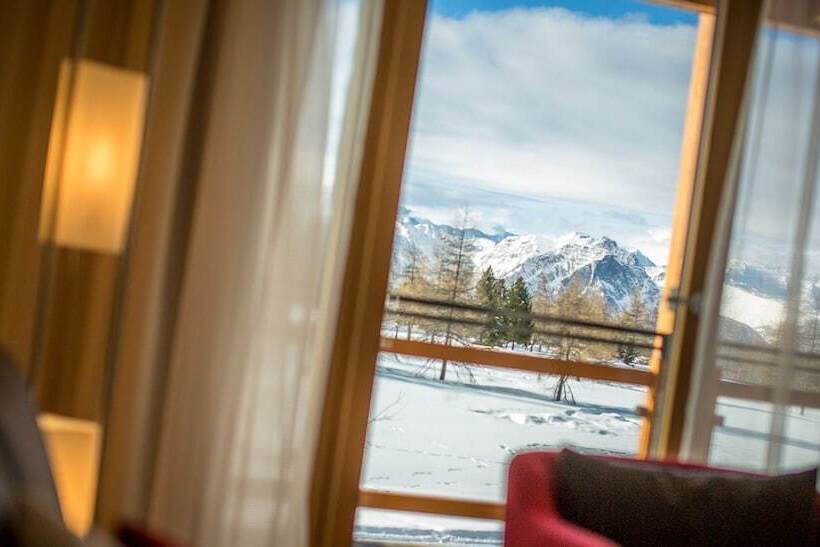 جناح مطلّ علي الجبل, Royal