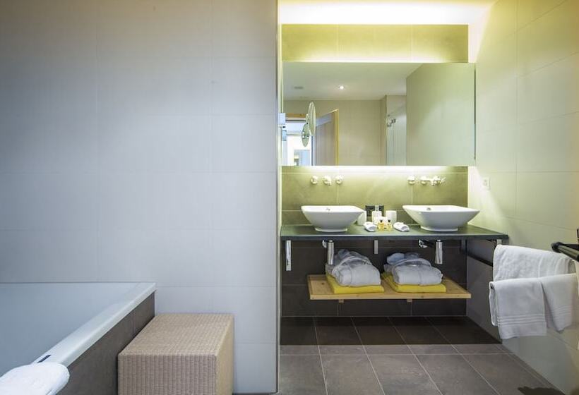 جناح مطلّ علي الجبل, Royal