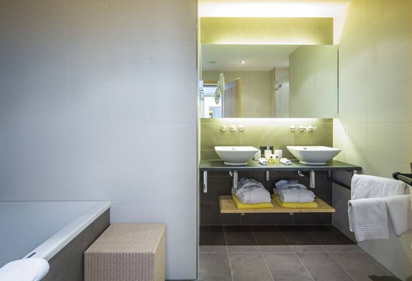 جناح مطلّ علي الجبل, Royal