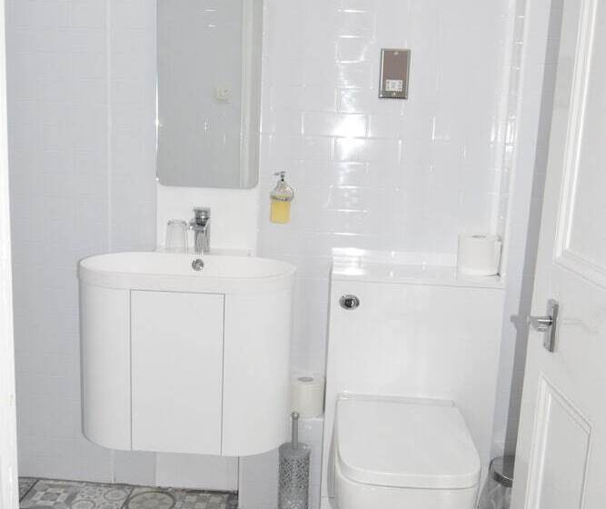 חדר משפחתי, Edinburgh 37