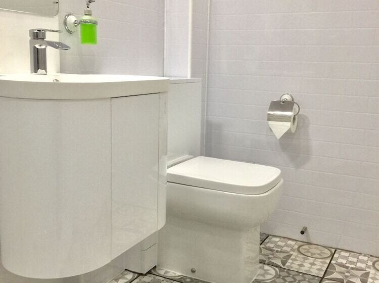 חדר משפחתי, Edinburgh 37