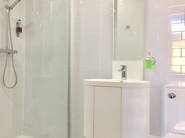 חדר משפחתי, Edinburgh 37