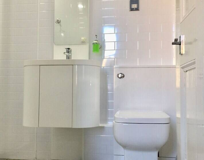 חדר משפחתי, Edinburgh 37