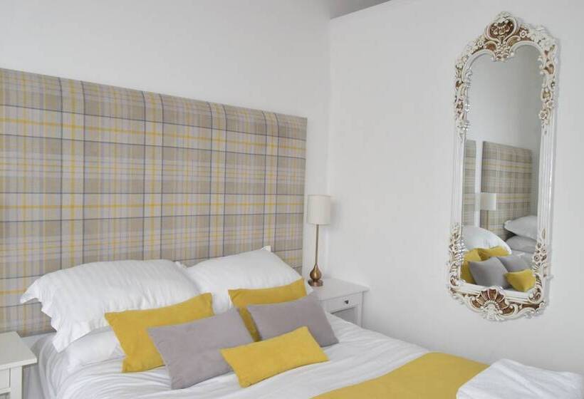 חדר משפחתי, Edinburgh 37