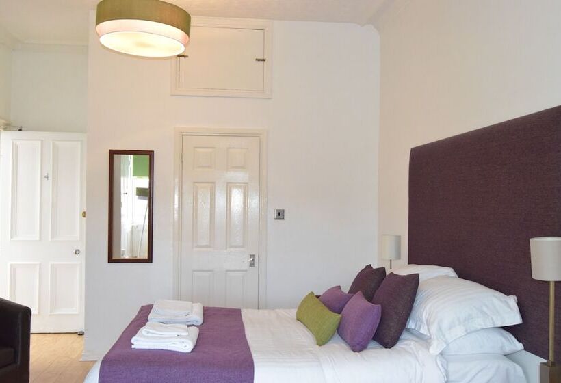 חדר משפחתי, Edinburgh 37