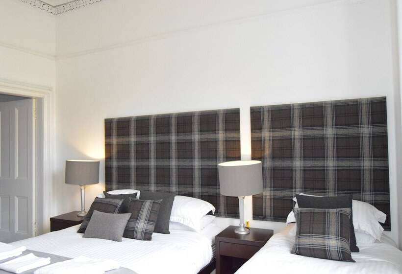 חדר משפחתי, Edinburgh 37