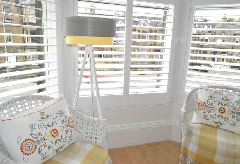 חדר דלוקס לארבעה, Edinburgh 37