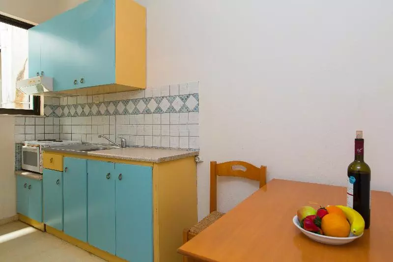 Studio Economy, Eltina