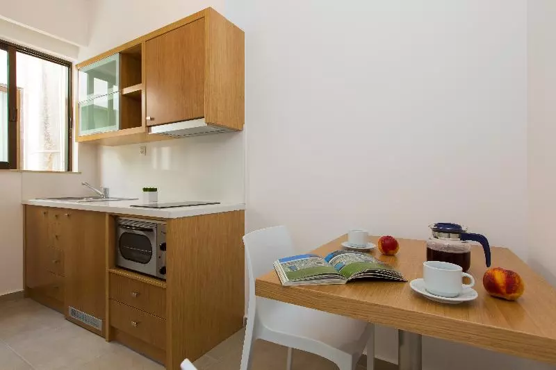 Studio Supérieur, Eltina