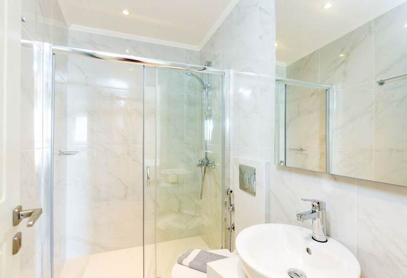 استوديو سوبيريور مطل على حمام السباحة, Eltina