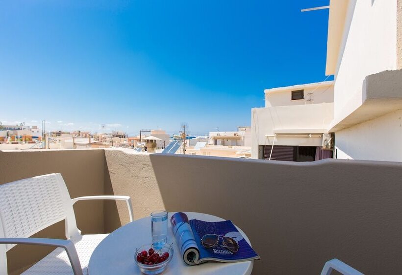 带泳池景观的高档工作室, Eltina